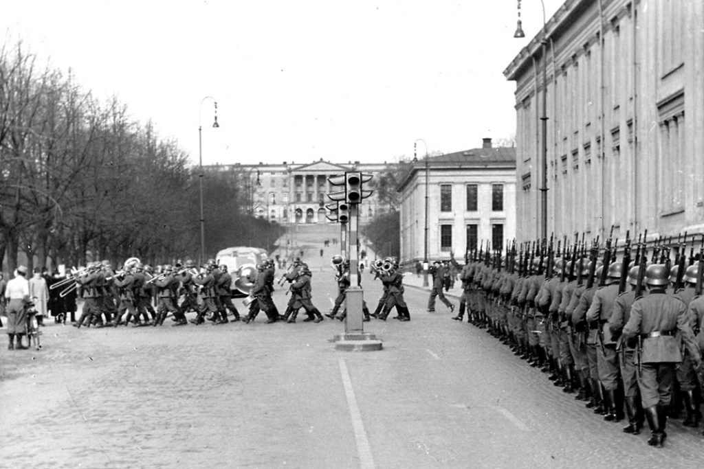 Tyske tropper marsjerer på Karl Johan, 9 april 1940