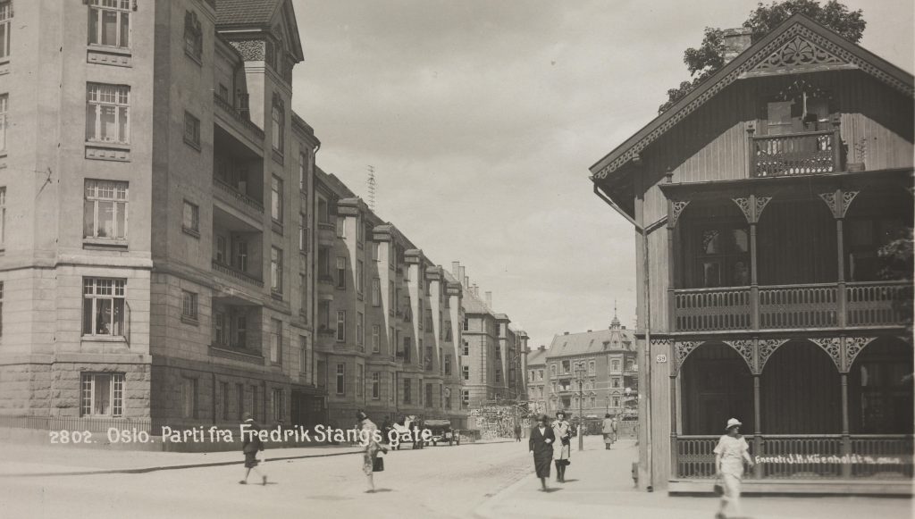 Fredrik Stangs gate med trehus. Bilde antatt tatt 1913-1920