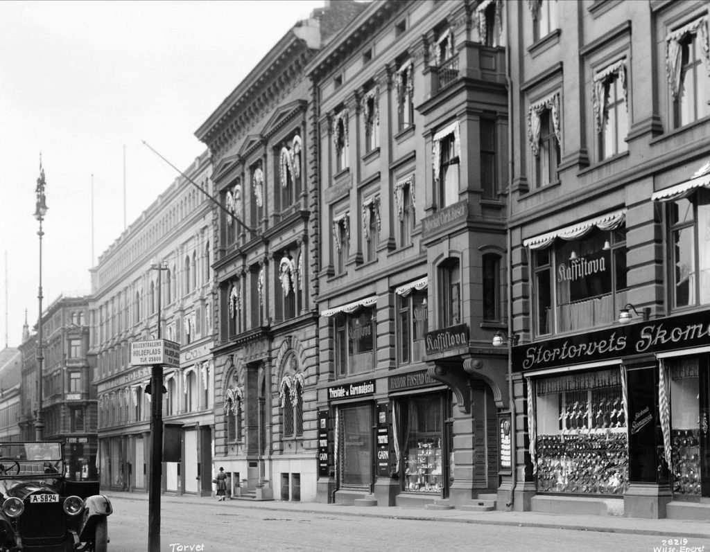 Stortorvet i Oslo den gang byen het Kristiania. Med Kreditkassens hovedkvarter og Robsahmgården.
