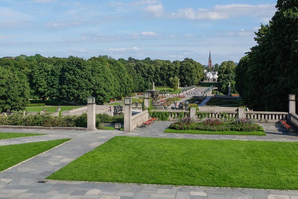 Vigelandsanlegget i 2020. Også kjent som Frognerparken og Vigelandsparken. Frogner, Oslo. I bakgrunnen sees Uranienborg kirke