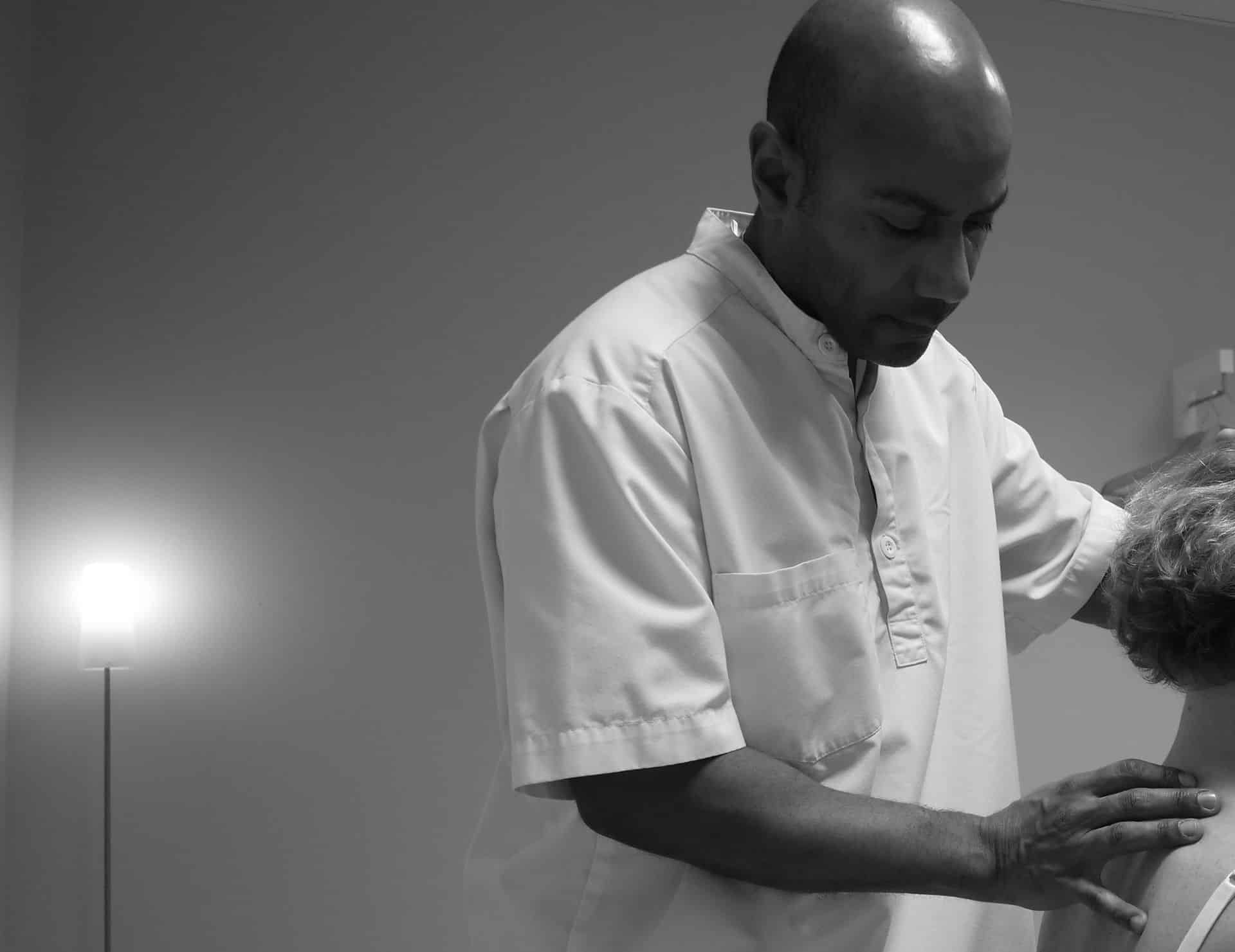 Ousmane behandlar patient