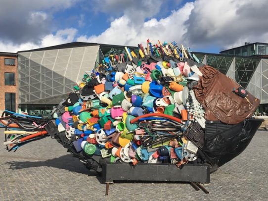 Skulptur: Ein Fisch aus Plastik
