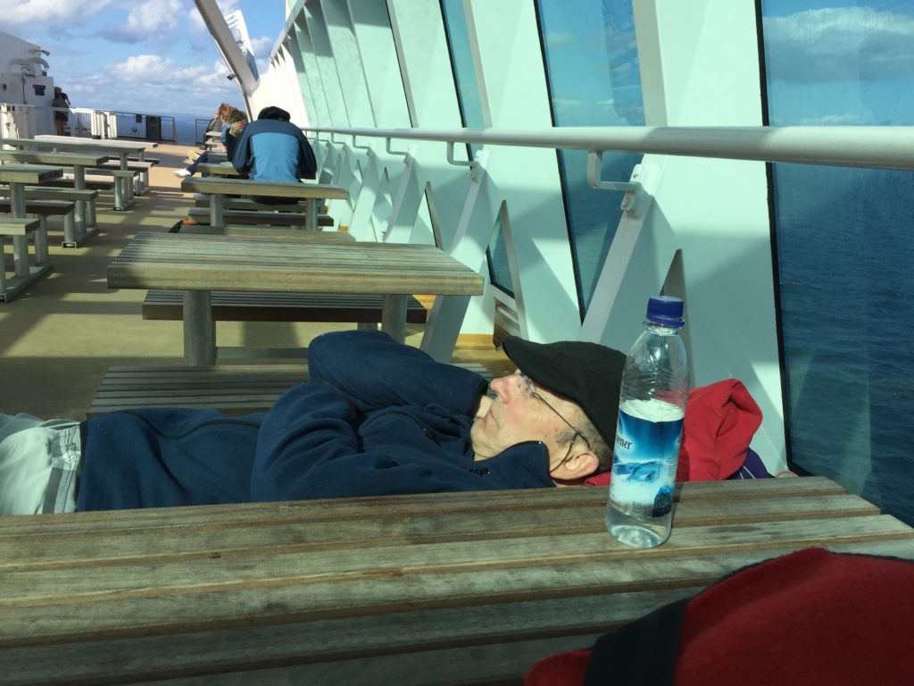 Schlafend auf Schiffs-Deck