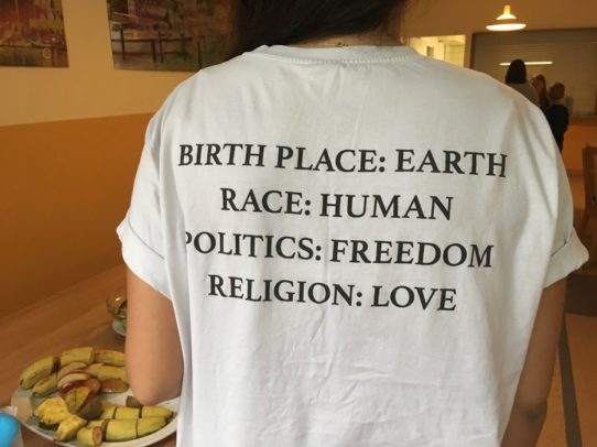 T-Shirt-Text: „Birth Place: Earth Race: Human Politics: Freedom Religion: Love“