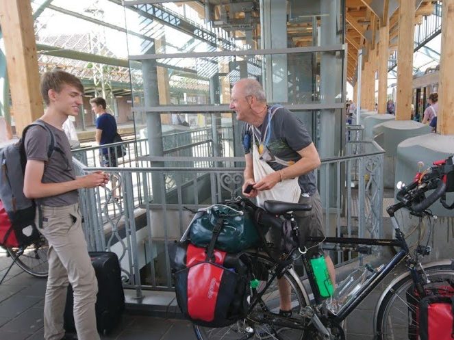 mit Fahrrad am Bahnhof