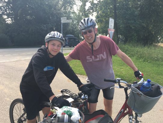 Vater und Sohn mit Rädern