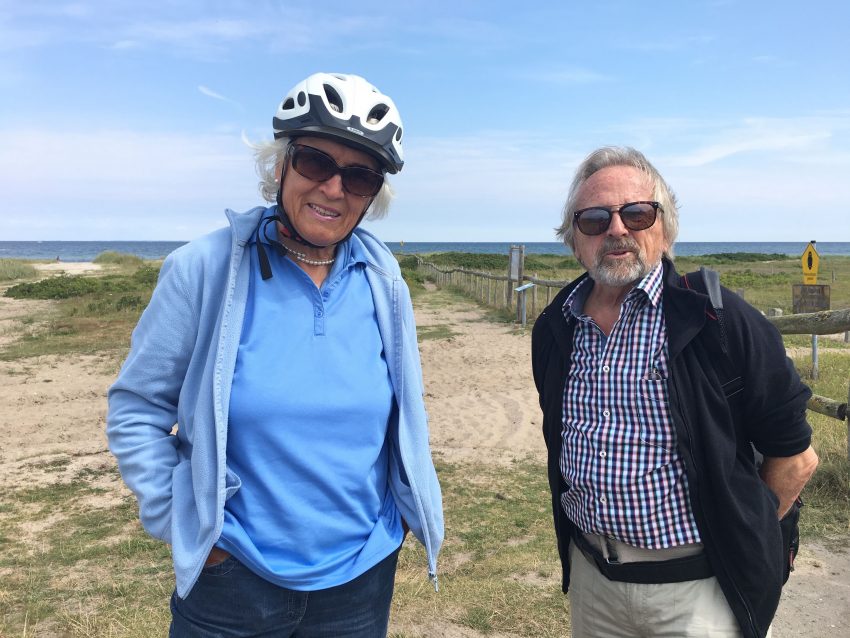 älteres Paar vor der Ostsee