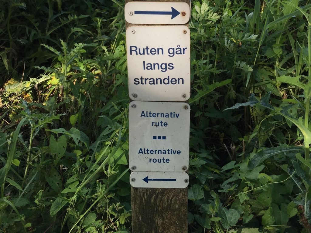 Schild mit Pfeilen links und rechts