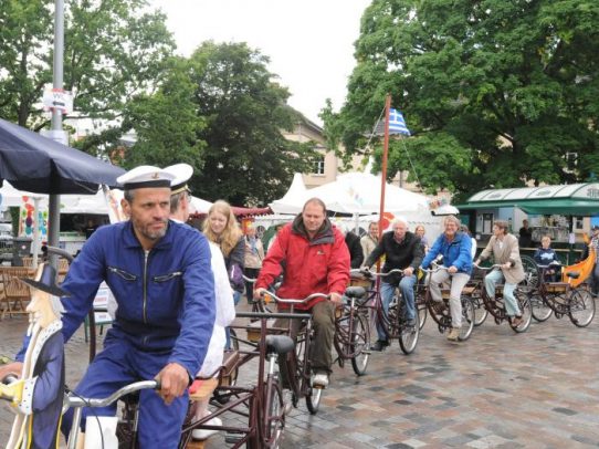 Ein „Fahrradschiff“ aus vielen Rädern, paarweise aneinander gekoppelt