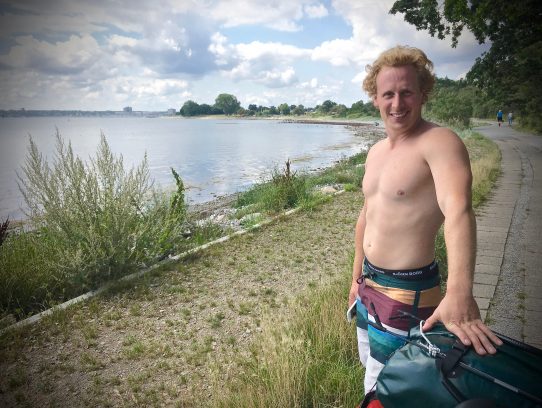 Mann in Badeshorts am Strand