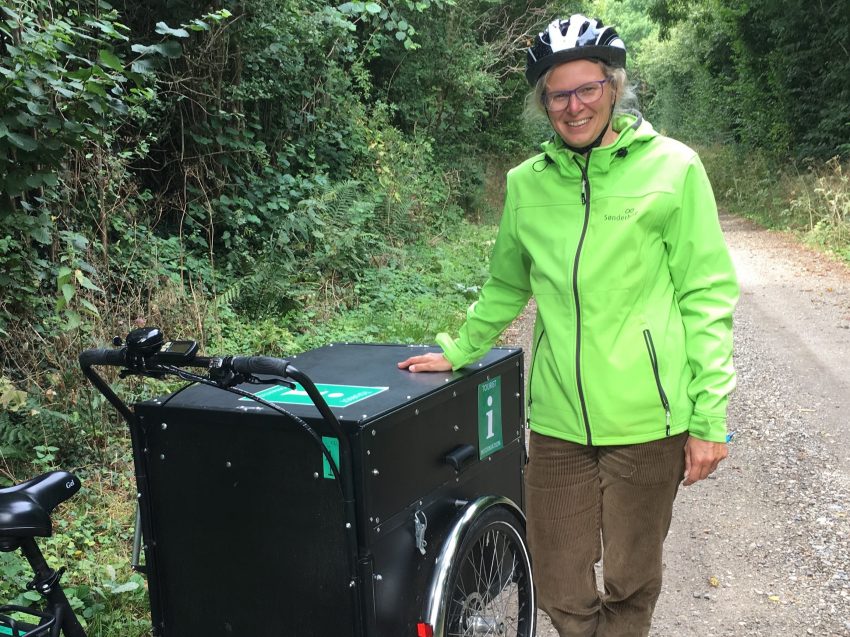 Frau mit Lastenrad