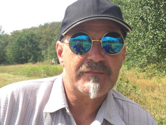 Mann mit Cap und spiegelnder Sonnenbrille