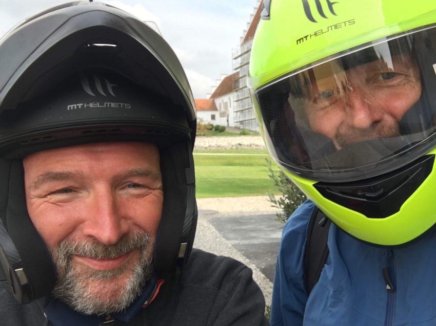 Zwei Köpfe in Motorenhelm