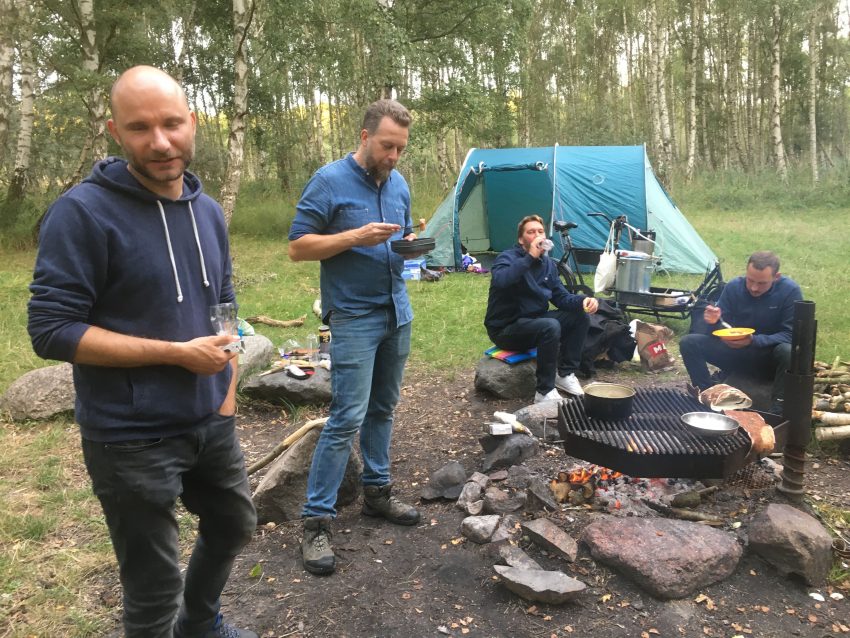 vier Männer mit einem Zelt