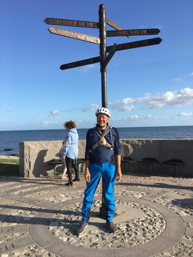 Radfahrer vor Wegweiser-Schild