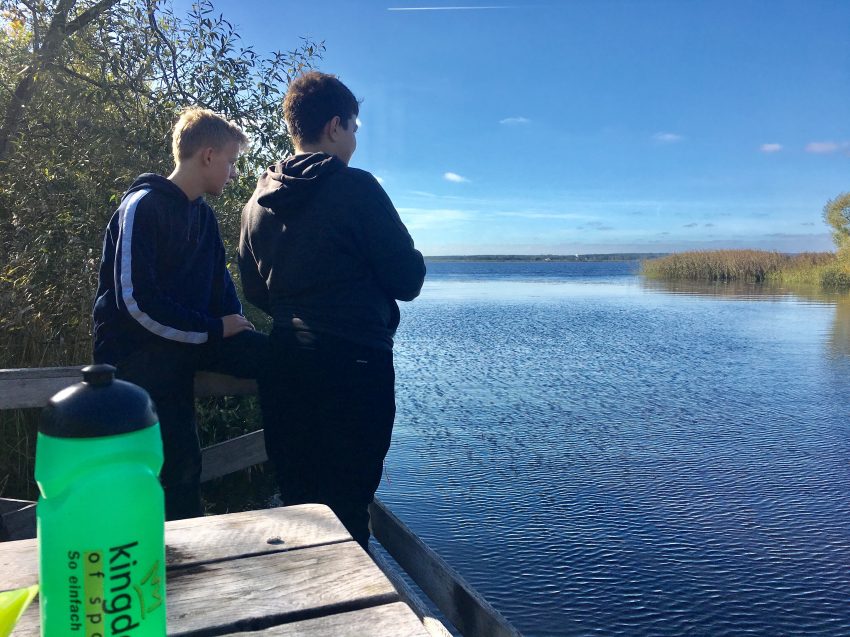 Zwei Jungen am See