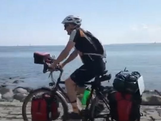 Fahrradfahrer vor der Ostsee