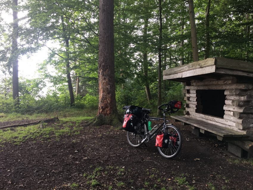 Hütte im Wald an der Steilküste