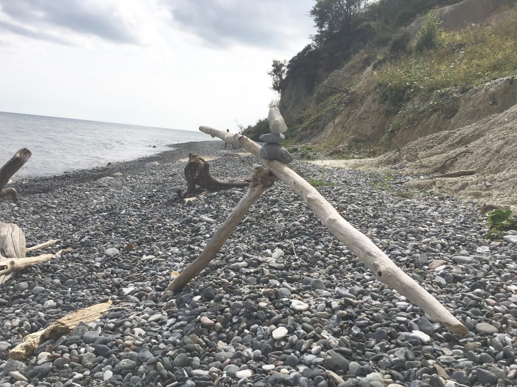 Balkenbalance am Steinstrand