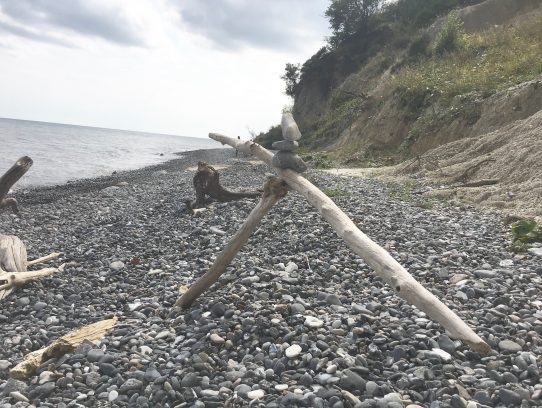 Balkenbalance am Steinstrand