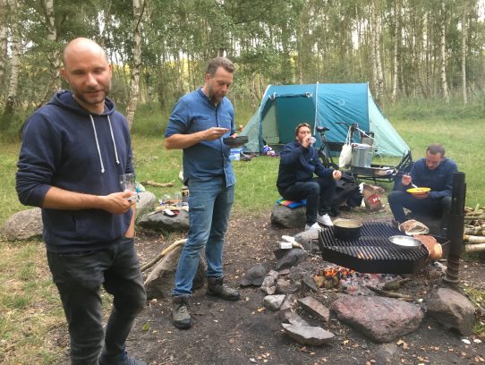 Eine Gruppe campiert am Feuer