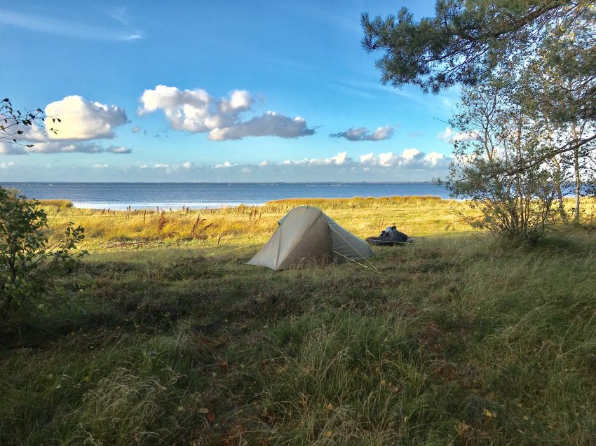 Zelt vor Strand