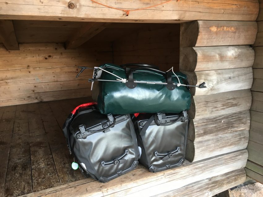 Taschenstapel in Shelter-Öffnung