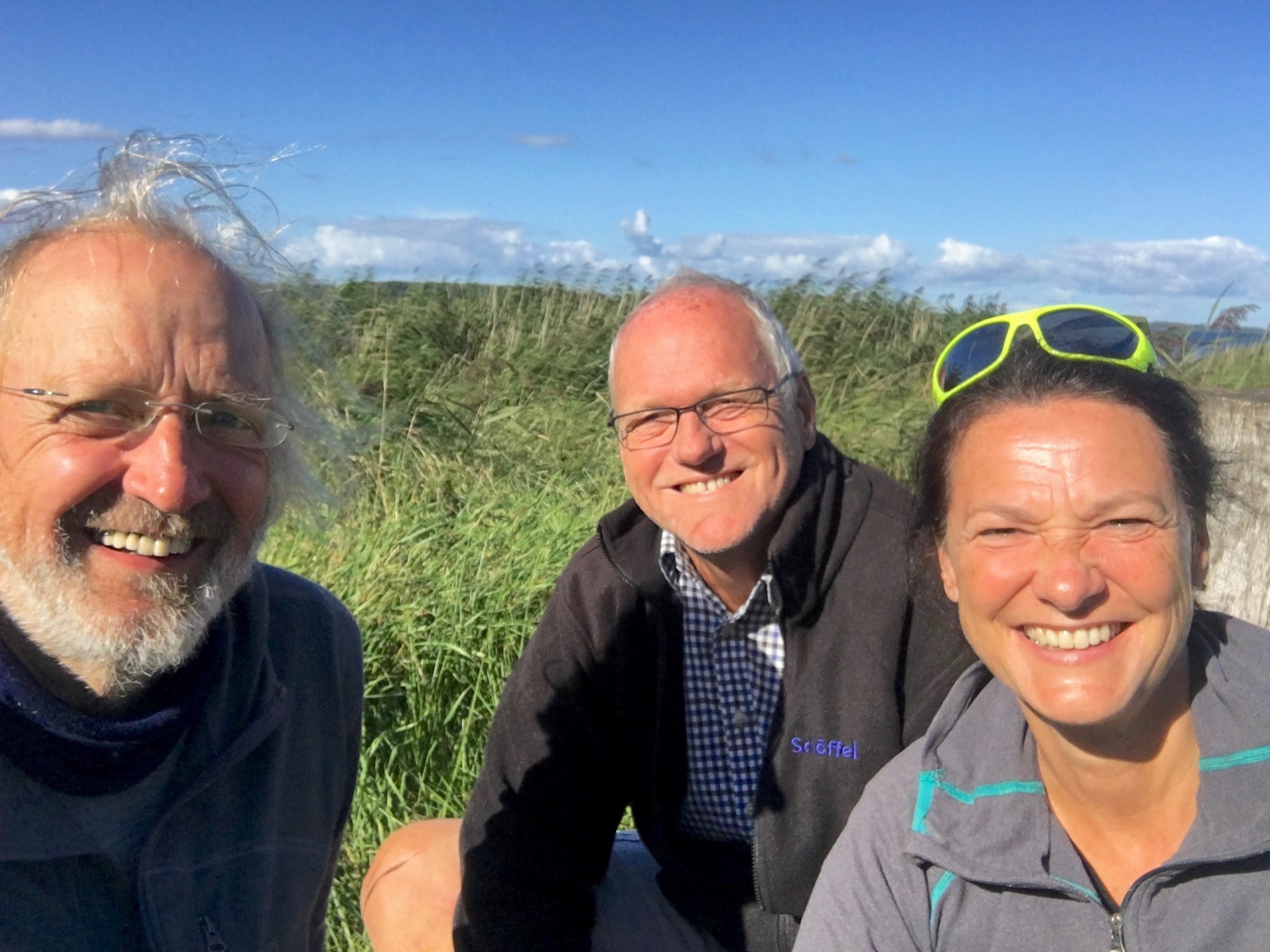 drei Personen vor Ostsee