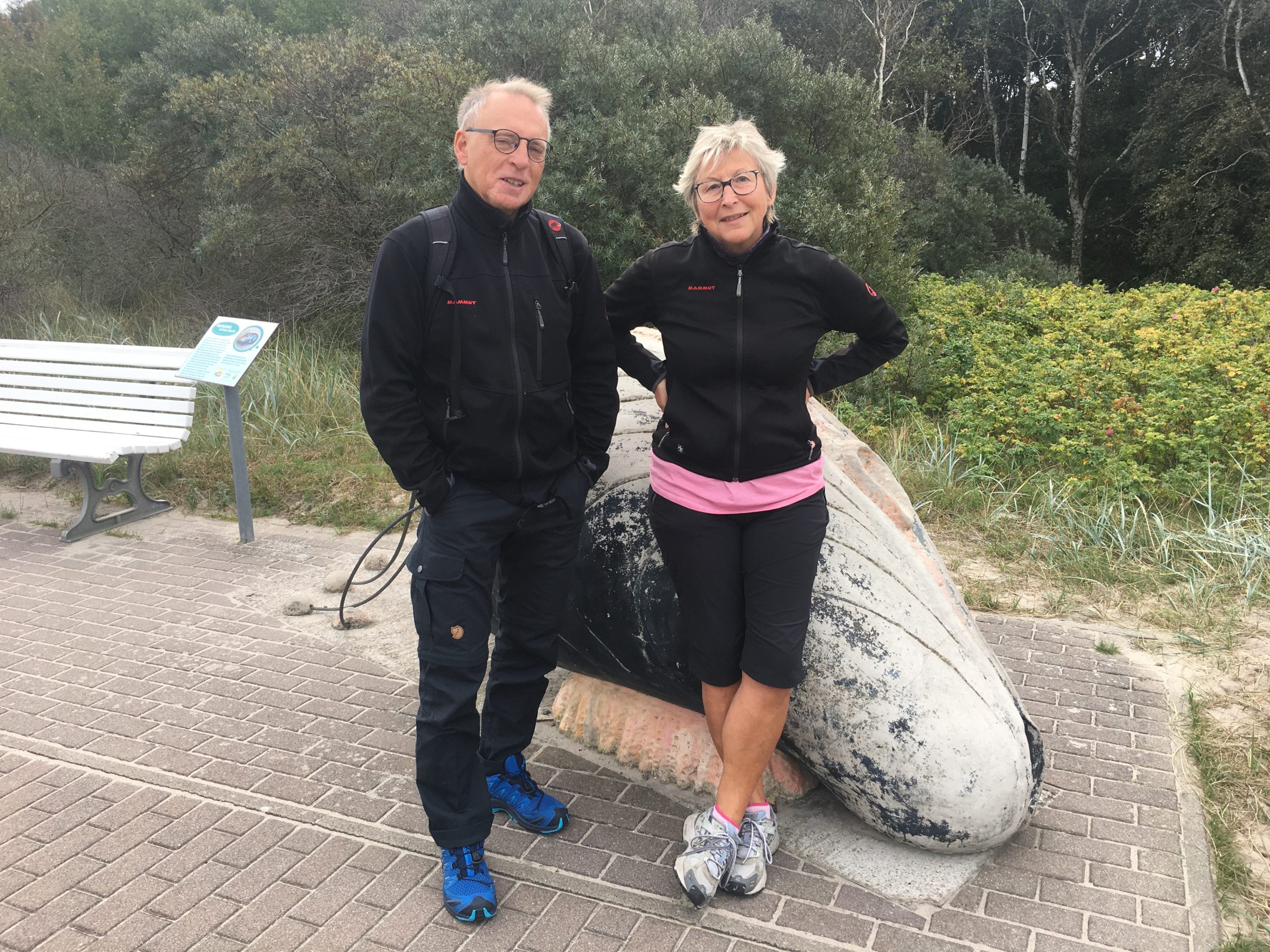 Paar vor großer Miesmuschel-Skulptur