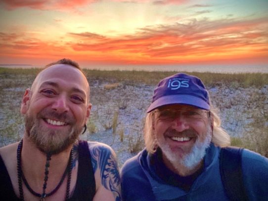 2 Männer vor Sonnenuntergang