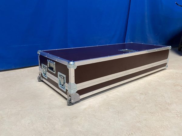 Flight case para mesa de directo DJ. Fabricada en carrocero de 9 mm. Color marrón oscuro.