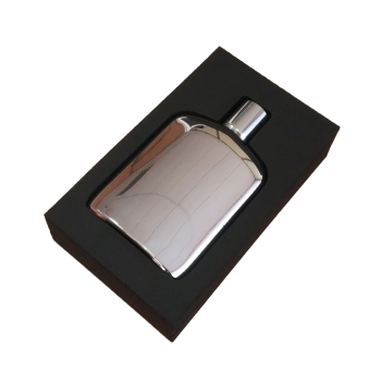 Packaging de cosmética-estética. Espuma para perfume. Vista frontal con el perfume colocado en la espuma.