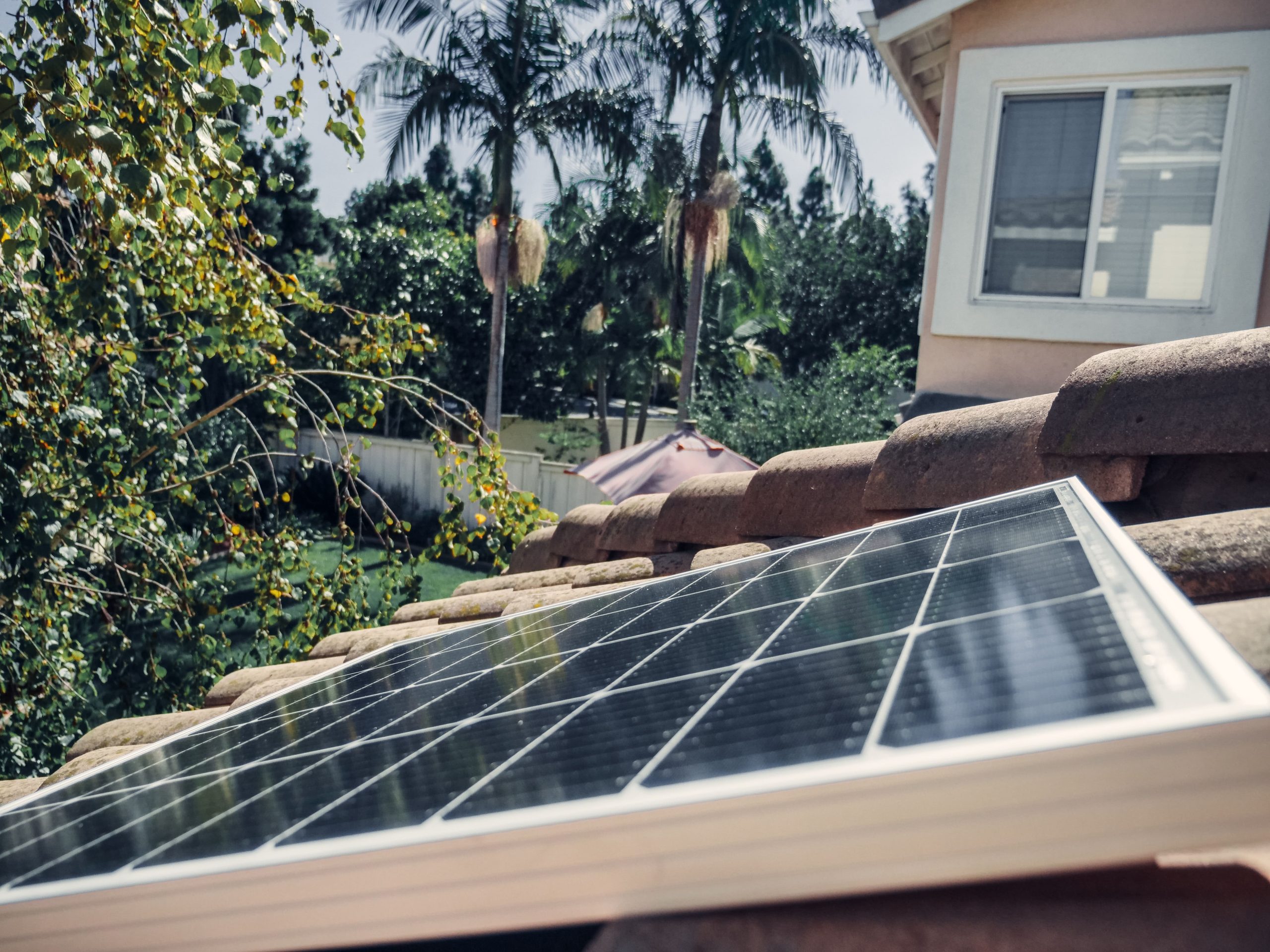 Pourquoi produire soi-même son électricité via une installation photovoltaïque ? OTE Concept vous explique !