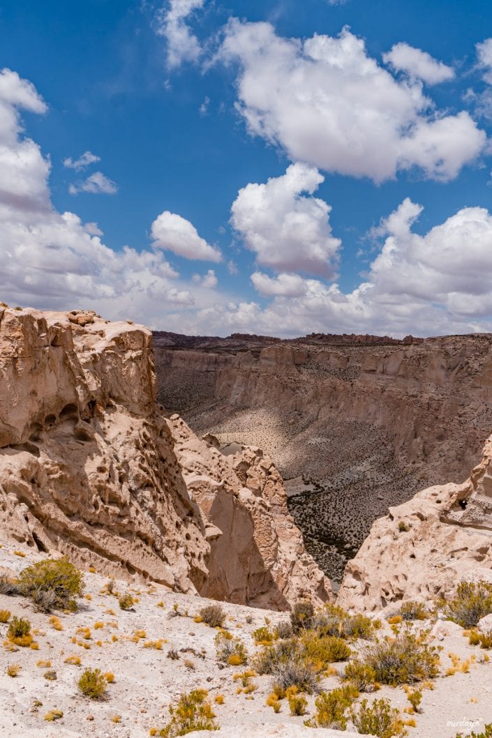 Ciudad del Encanto, Eduardo Avaroa Nationalpark, Geisterstadt, Lagune Celeste, Aguad Termales, Desierto de Dali, Lagune Verde, Lagune Blanca, Geisirs, Lagune Colorado, Anaconda, Lagune Negra, Isla Incahuasi, Zugfriedhof, Salz, Uturuncu, sternenhimmel, milchstraße, hotspring, flamingos, milky way, rock, canyon, uyuni, hotel de sal, cementerio de trenes, coca, tupiza, jeep, torre tours