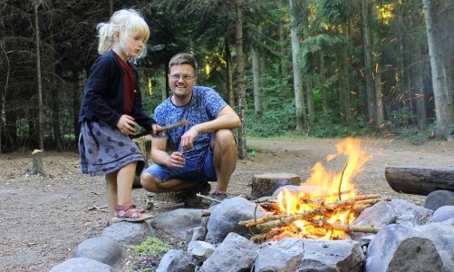 Duften af bål er for rigtig mange indbegrebet af hygge. Specielt når mørket falder på, gløderne ulmer og flammerne slikker lystigt om brændet i bålstedet. Men hvordan tænder man et bål? Outdoor-Camping giver dig her guiden. Foto: Alissa Maria Kloppenburg