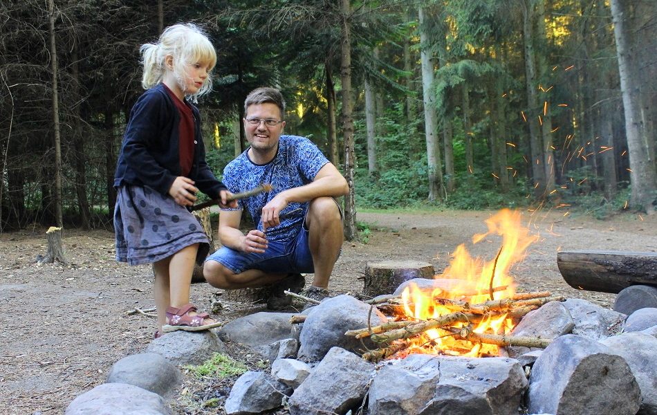 Duften af bål er for rigtig mange indbegrebet af hygge. Specielt når mørket falder på, gløderne ulmer og flammerne slikker lystigt om brændet i bålstedet. Men hvordan tænder man et bål? Outdoor-Camping giver dig her guiden. Foto: Alissa Maria Kloppenburg