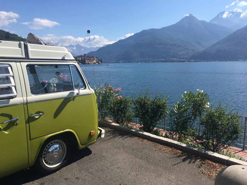 VW-bus 1: Udsigten ud over Comosøen fra Signe og Mikes tur til Italien sammen. Privatfoto 