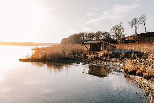 shelter ved vandet havet nordjylland Stinesminde havn Shelter Mariager Himmerland foto Samson Blay lille