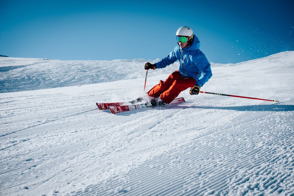 skidor med skidhjälm