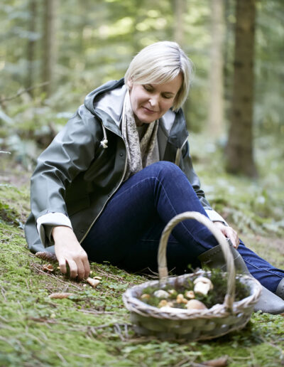 03-svampe-svampeplukker-skov-natur-portraet-portraetfoto-annaoverholdt
