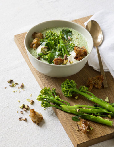 07-suppe-broccoli-broedtern-toppingsuppe--spisbedre-madfoto-foodstyling-anna overholdt