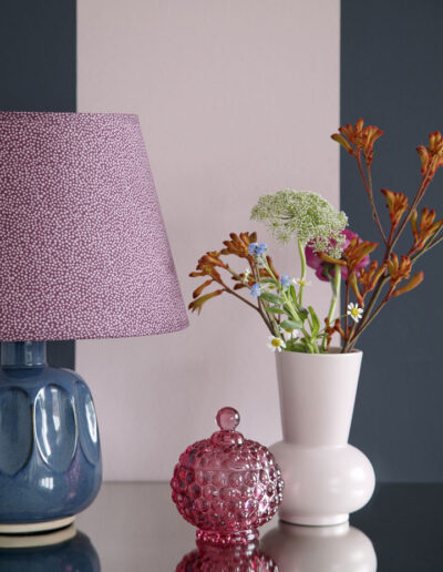 10-vaser-blomsterstyling-lampe-stribettapet-sostrenegrene-styling-miljoebillede-annaoverholdt