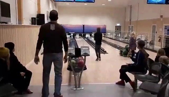 LÖRDAG: BOWLA kl 13 - 16