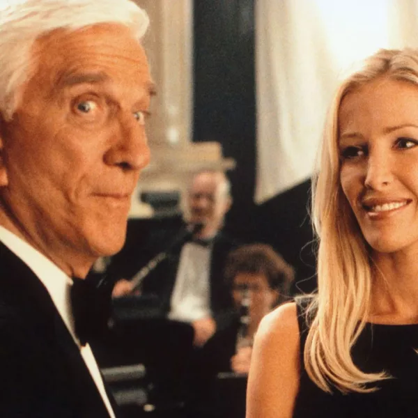 Ophélie Winter et Leslie Nielsen dans Y a-t-il un flic pour sauver l'humanité ? (2001 a space travesty)