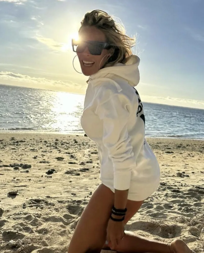 Ophélie Winter 2024 sur la plage à la Réunion avec un sweat-shirt blanc no Soucy !