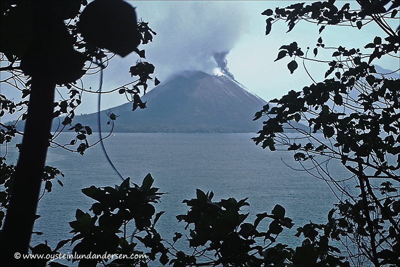 Krakatau-volcano-october31-2013(IMAG0187)