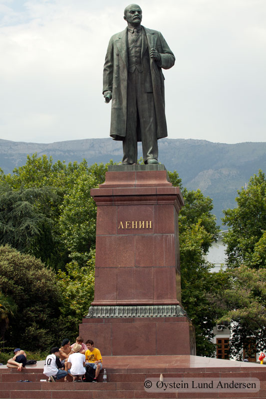 Lenin still standind strong in Yalta, however located next to a newly built Mc. donalds.