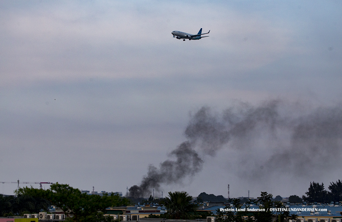 Jakarta Airport Sukarno Hatta (CGK) A fire prevails below a Garuda Indonesia Boeing 737-800 on final