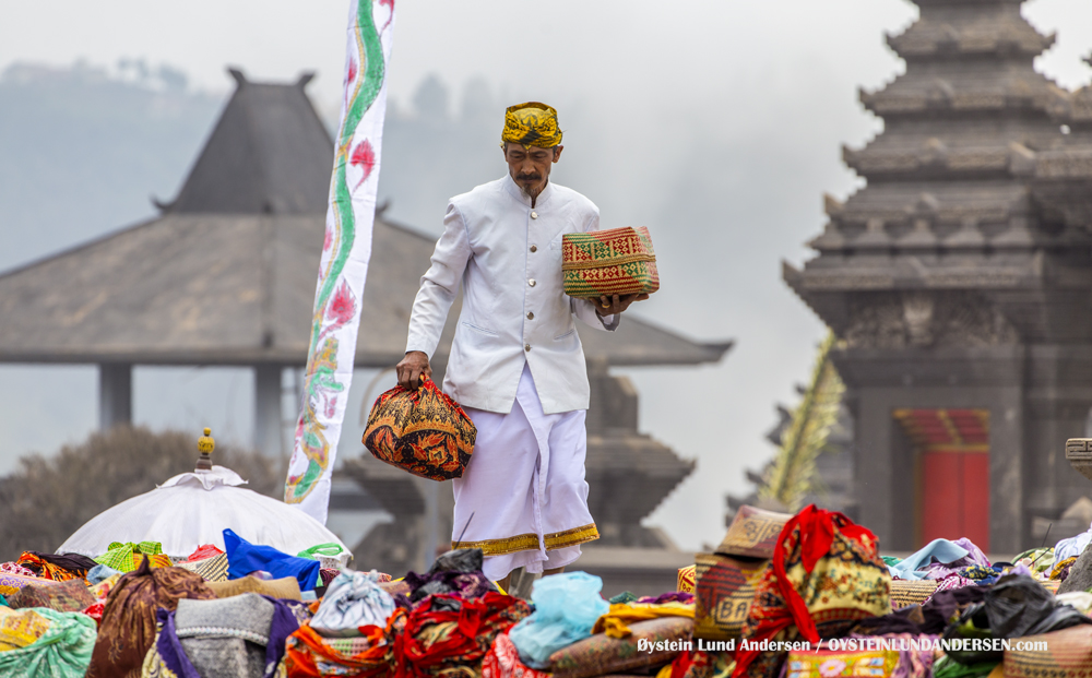 Camara Lawang-Kuningan Hindu Festival 2016 Bromo Indonesia