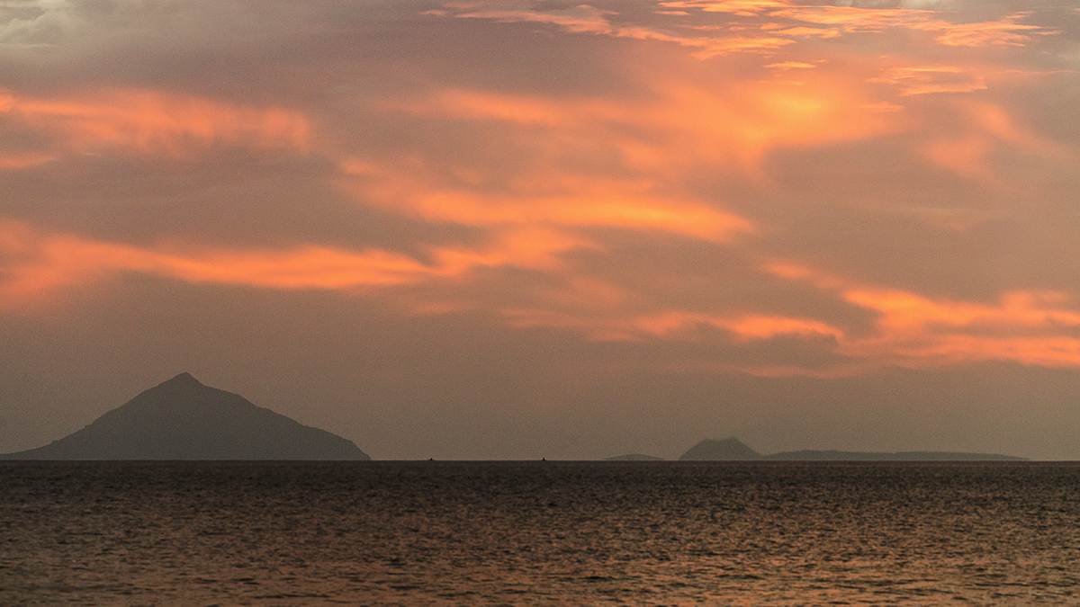 Krakatau krakatoa volcano Indonesia geology Sunda Strait 2016 West java